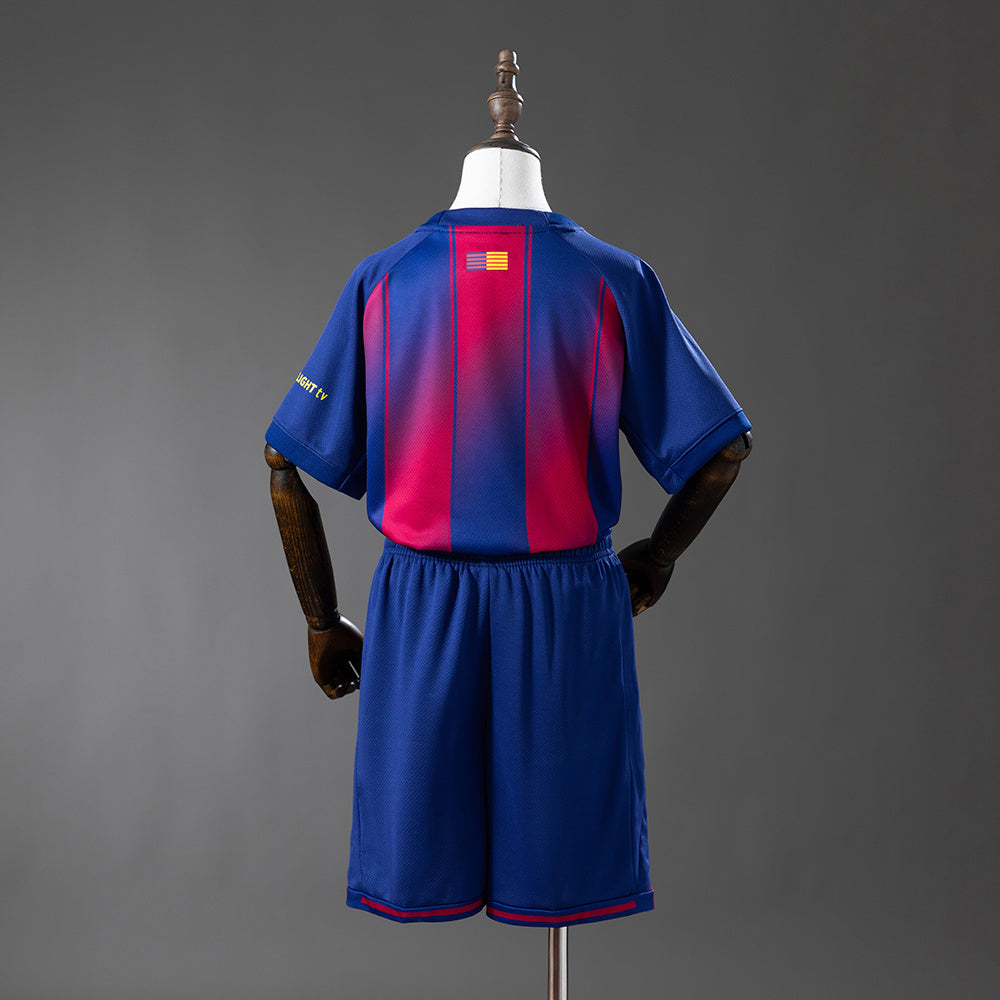 Camiseta infantil del Barcelona 25/26 en colaboración con DPLAY