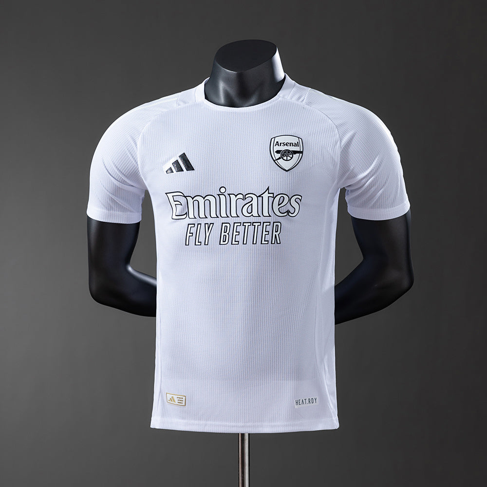 Camiseta blanca de jugador del Arsenal 25/26