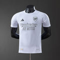Camiseta blanca de jugador del Arsenal 25/26