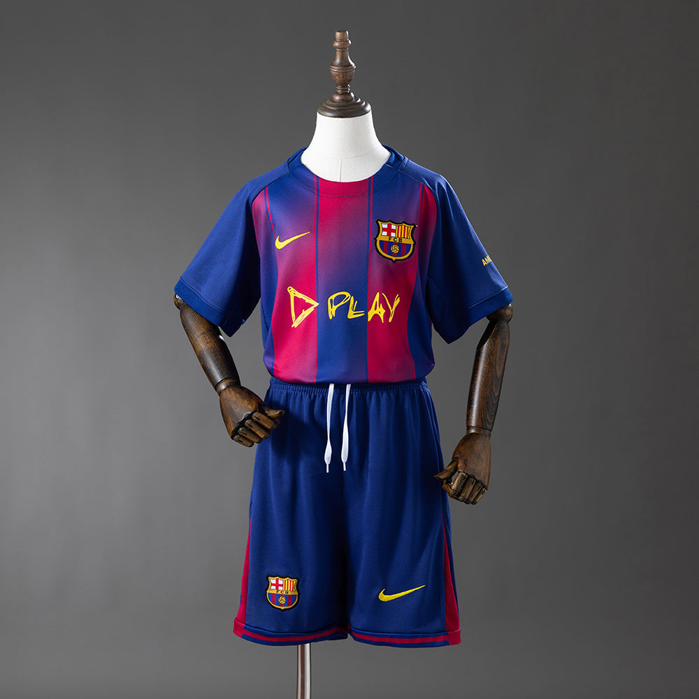 Camiseta infantil del Barcelona 25/26 en colaboración con DPLAY